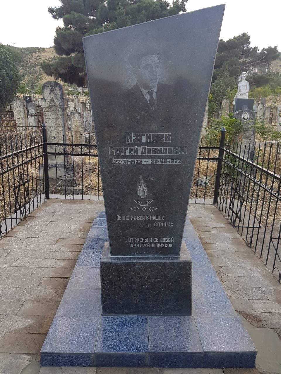 The headstone of Sergey Izgiyayev in the Jewish cemetery in Derbent